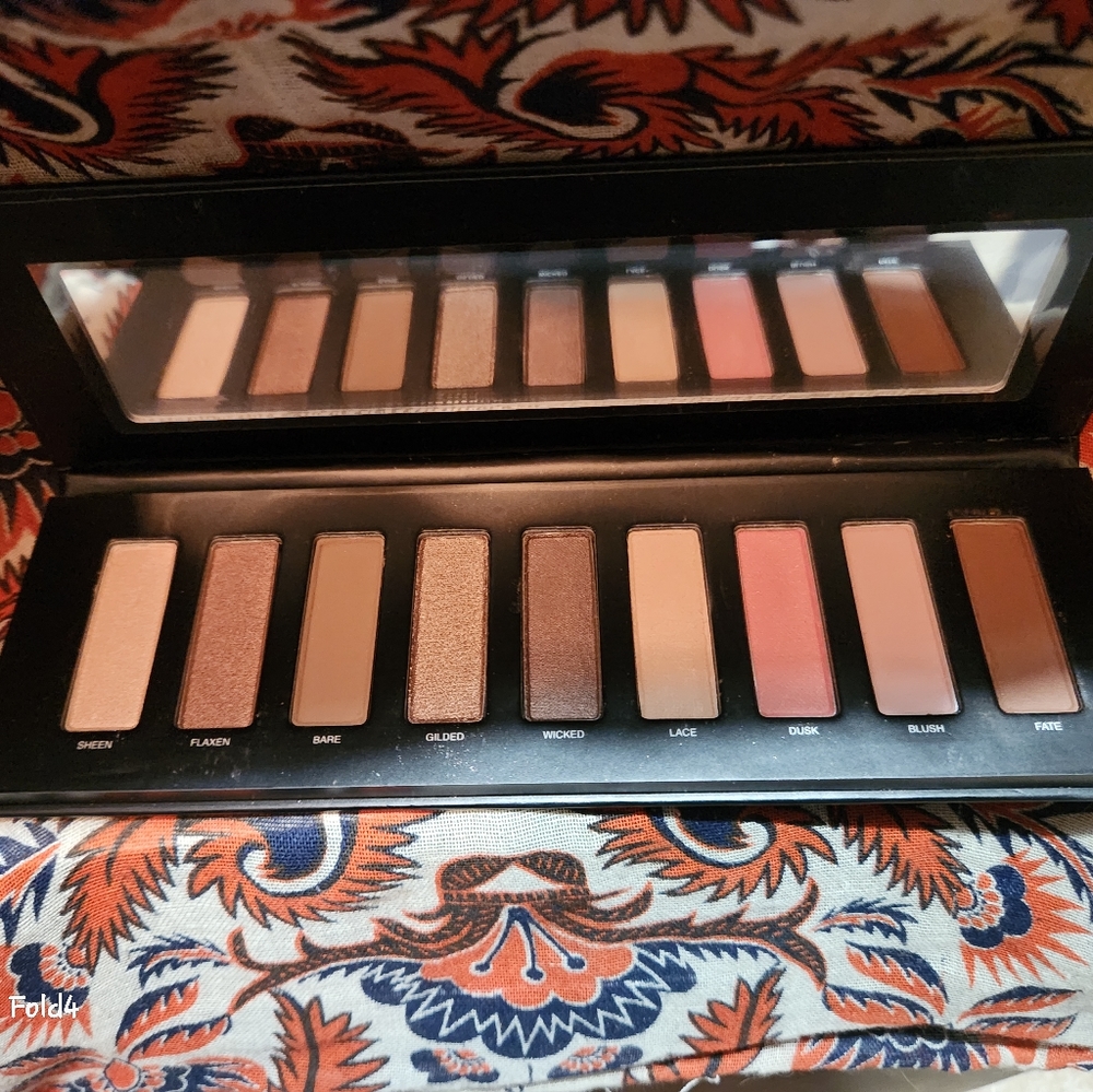 Studio makeup Ease•To•Wear eyeshadow palette